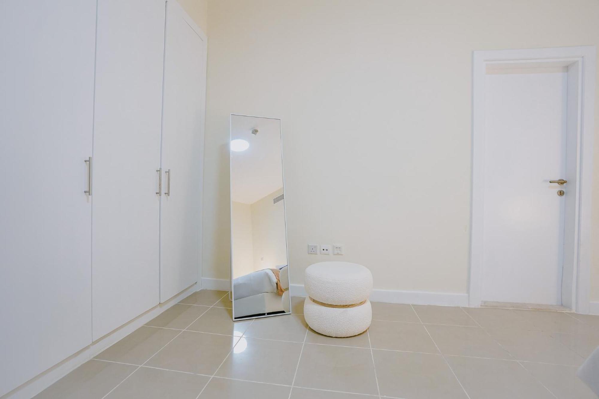 छुट्टी का घर Citihome - Contemporary 1br With Marina Glimpse